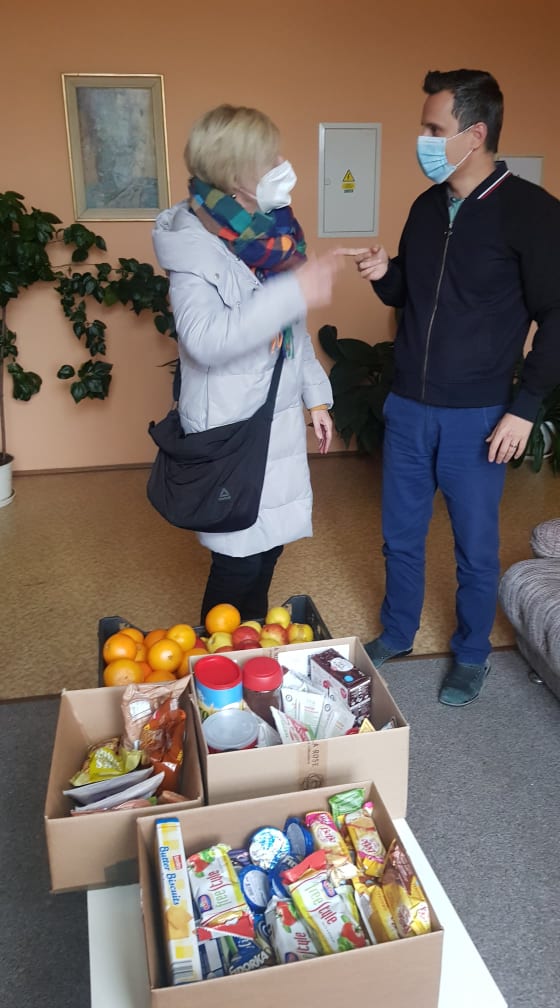 Michaela Svobodová z Náš Braník předává vybrané věci tiskovému mluvčímu Thomayerovy nemocnice.